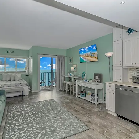 Luxurious Oceanfront Queen Suite - Completely Renovated & Sleeps 2-4! Palace Resort Unit 701